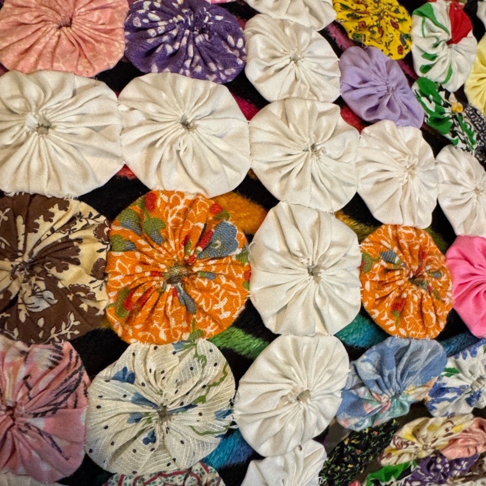 Vintage yo-yo quilt - Picture 2 of 12